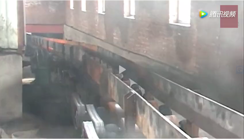 實拍軋鋼廠的壯觀場面，原來鋼筋都是這樣“扯”出來的